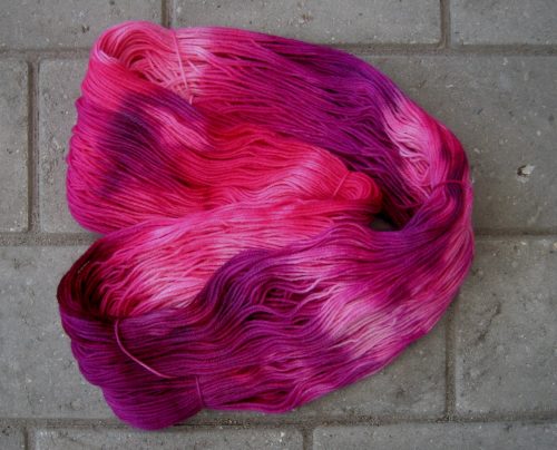 garnyarn-håndfarvet-garn-tynd-merinould-fingering-baeredygtig-lyseroed-pink-blomme-lilla