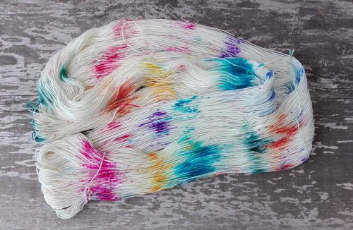 garnyarn-haandfarvet-garn-tynd-merinould-nylon-superwash-stroempegarn-regnbue