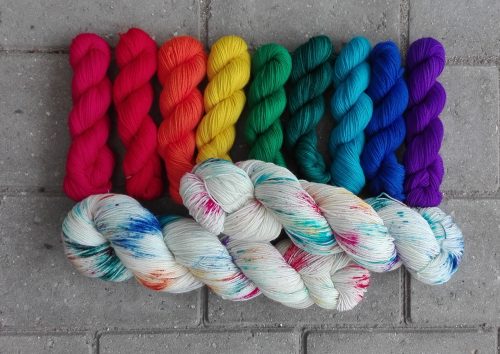 garnyarn-haandfarvet-garn-tynd-merinould-nylon-superwash-stroempegarn-regnbue