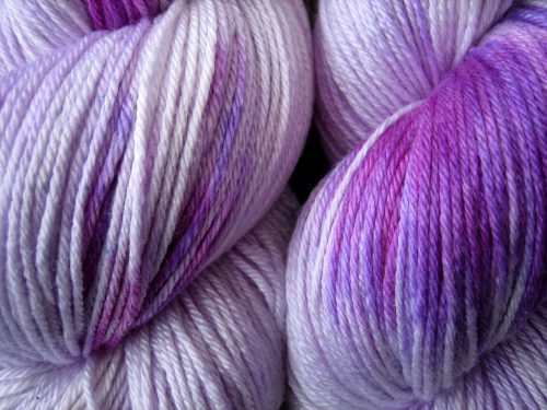 garnyarn-haandfarvet-garn-speckles-tynd-merino-uld-superwash-mulberry-silke-krokus-lilla