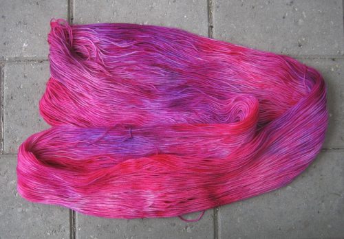 garnyarn-haandfarvet-garn-tynd-merinould-nylon-superwash-stroempegarn-pink-lilla