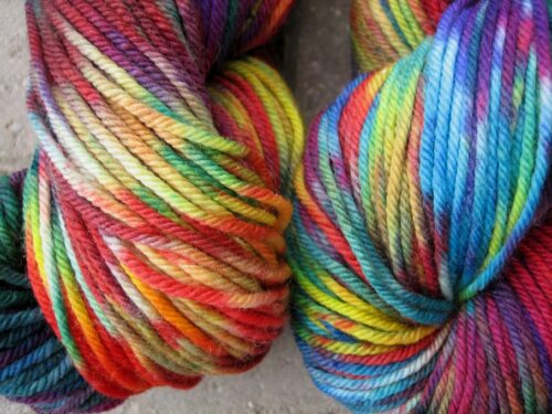 garnyarn-haandfarvet-garn-mellem-merinould-nylon-superwash-stroempegarn-regnbue