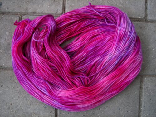 garnyarn-haandfarvet-garn-mellem-merinould-nylon-superwash-stroempegarn-pink-lilla