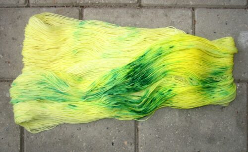 garnyarn-haandfarvet-garn-tynd-merinould-nylon-superwash-stroempegarn-gul-groen-erantis