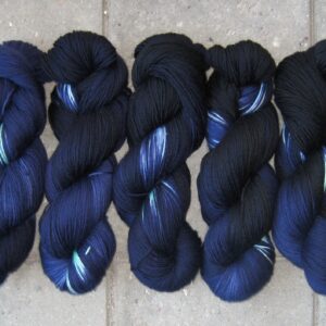 garnyarn-haandfarvet-garn-tynd-merino-uld-superwash-turkis-lilla