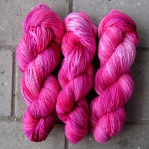 garnyarn-haandfarvet-garn-tynd-merino-uld-superwash-turkis-lilla