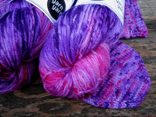 garnyarn-haandfarvet-garn-mellem-merinould-nylon-superwash-stroempegarn-lilla-pink