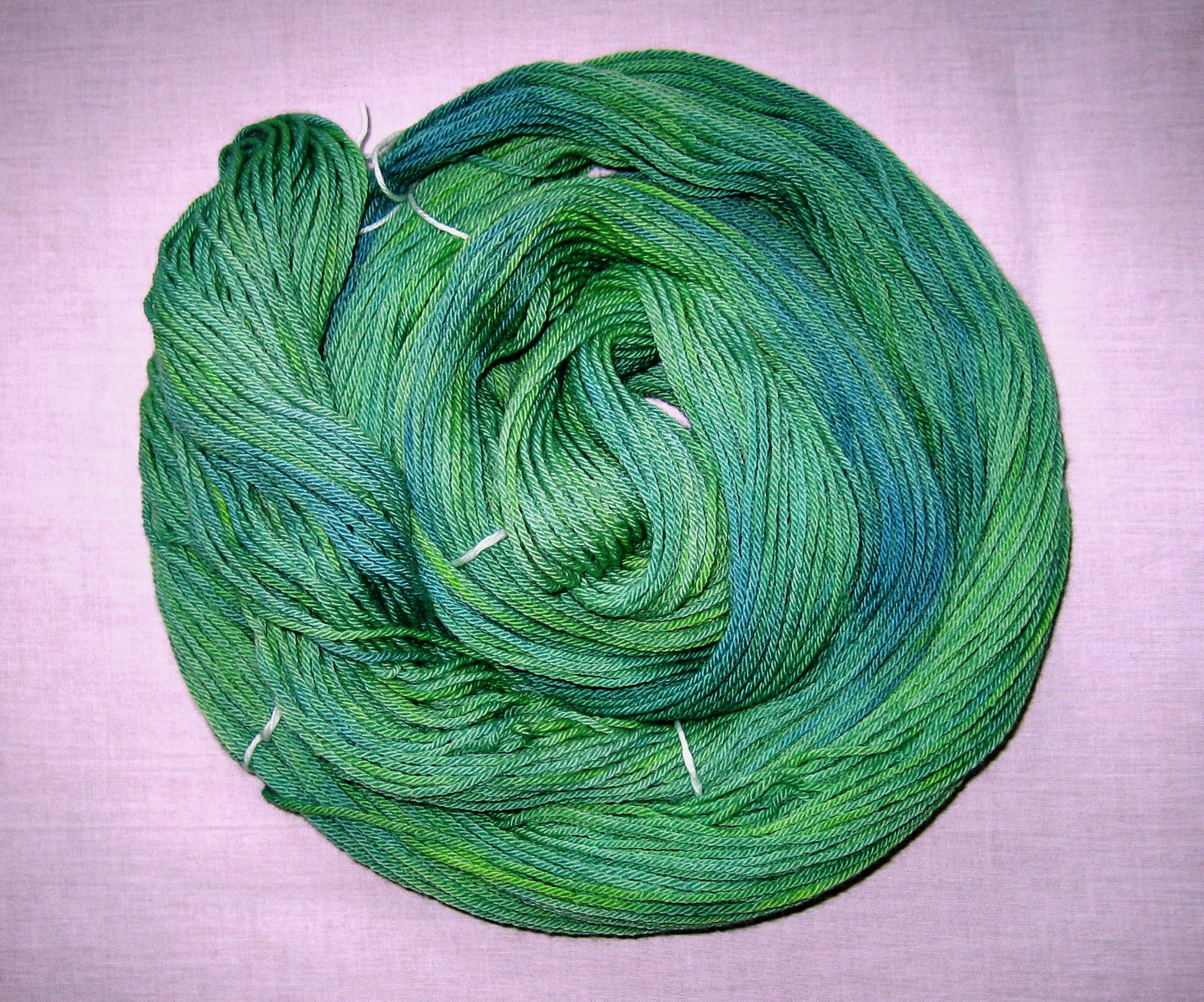 garnyarn-håndfarvet-garn-mellem-merinould-baeredygtig-groen