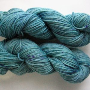 garnyarn-haandfarvet-garn-mellem-merinould-nylon-superwash-stroempegarn