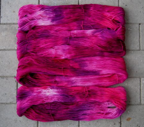 garnyarn-håndfarvet-garn-tynd-merinould-fingering-baeredygtig-pink-fuchsia