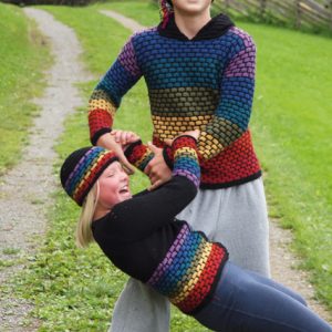 du-store-alpakka-sterk-barn-unisex-regnbue-sweater-med-hætte-cardian-hue-i-murstensmoenster-th09-21